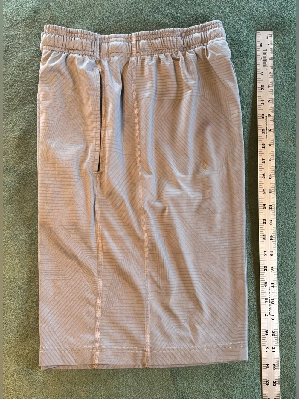 Under Armour Men’s Loose Heatgear Athletic Shorts w/Geo Print, Size: M. (6510)